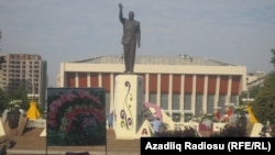 Ադրբեջան, Բաքու - Հեյդար Ալիևի հուշարձանը «Ծաղիկների տոնին»՝ մայիսի 10-ին, արխիվ