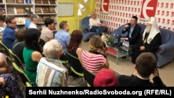 Презентація книжки «Три розмови про Україну» за участю патріарха всієї Руси-України Філарета (праворуч), телеведучого Миколи Вересня (ліворуч) та віце-прем’єр-міністра В’ячеслава Кириленка (в центрі) у Книгарні «Є», Київ, 12 липня 2018 року