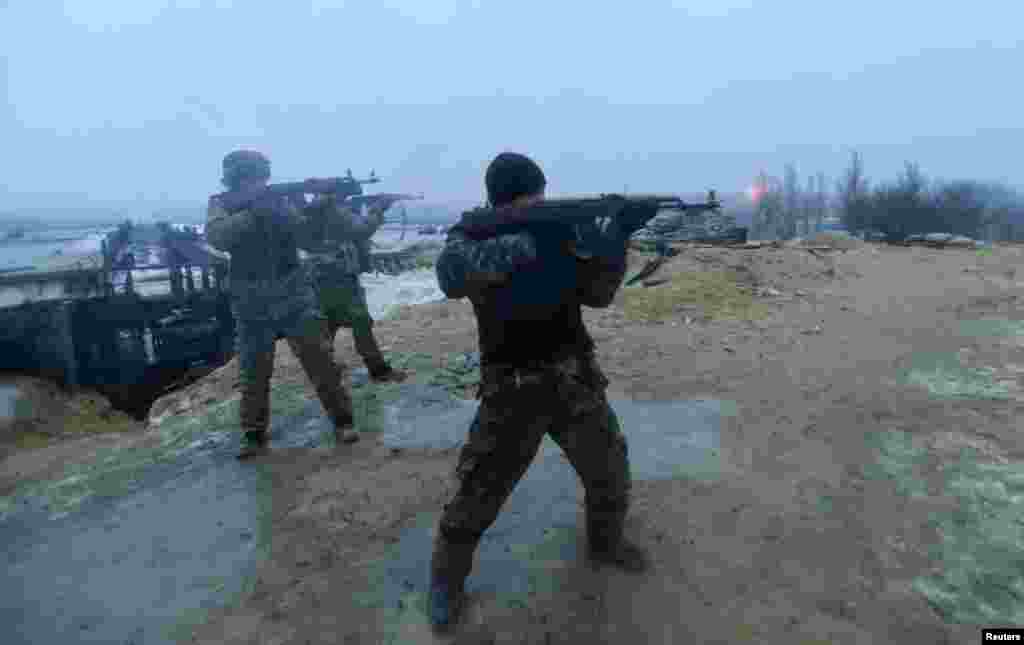 Українські військові ведуть вогонь по ворогу у Пісках під Донецьком, 21 січня 2015 року