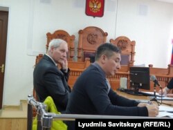 Геннадий Шпаковский и адвокат Арли Чимиров в зале суда