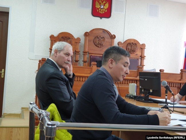 Геннадий Шпаковский и адвокат Арли Чимиров в зале суда