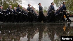 Militaru ruși defilând astăzi in Sevastopol.