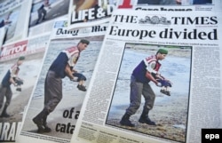 Фотографии сотрудника турецких правоохранительных органов с мертвым ребенком на руках – на первых страницах британских газет. 3 сентября 2015 года