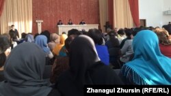 Ақтөбеде хиджаб мәселесіне қатысты жиында отырған ата-аналар. Ақтөбе, 9 қаңтар 2018 жыл (Көрнекі сурет).