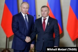 Владимир Путин награждает Аркадия Ротенберга званием Героя труда РФ «за особые трудовые заслуги в строительстве Крымского моста», архивное фото