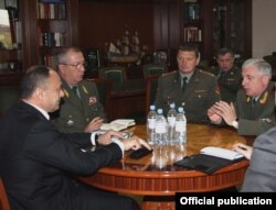 Armenia - Defense Minister Seyran (L) Ohanian meets with Colonel-General Aleksandr Postnikov (R), commander-in-chief of Russia’s ground forces, 3Nov2011.