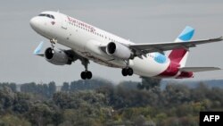 Airbus A-320 aviokompanije Eurowings tokom polijetanja na aerodromu u Dizeldorfu, u zapadnoj Njemačkoj, arhivska fotografija.