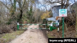 Шлагбаум на окраине села