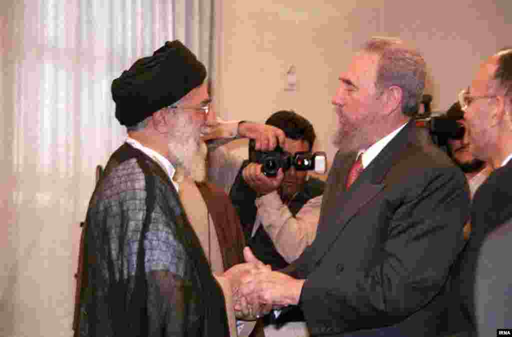 دیدار علی خامنه&zwnj;ای، رهبر جمهوری اسلامی، با فیدل کاسترو در تهران در سال ۱۳۸۰