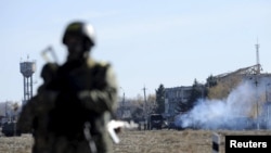 Українські військовослужбовці охороняють територію складу з боєприпасами у місті Сватові. 30 жовтня 2015 року