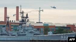 Полицейский вертолет патрулирует территорию верфи, где произошла стрельба. Вашингтон, 16 сентября 2013 года. 