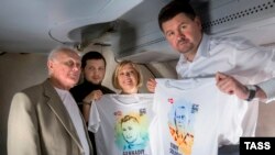 Громадяни України Юрій Солошенко і Геннадій Афанасьєв (зліва направо) на борту українського літака, 14 червня 2016 року 