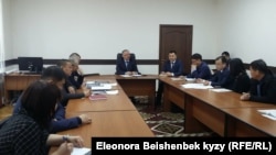 Участники встречи в государственном комитете промышленности, энергетики и недропользования Кыргызстана. 8 января 2018 года.