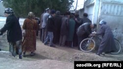 Uzbekistan -- Uzbek pensioners are queuing for their pensions in Sirdarya province, 13 Mar 2012