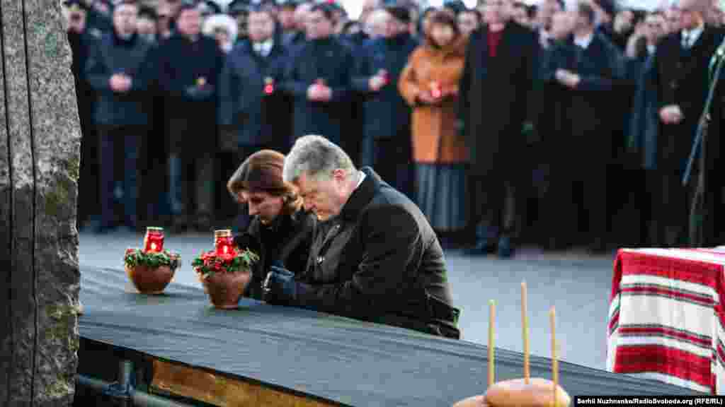 Президент України Петро Порошенко разом із дружиною Мариною вшановують жертв Голодомору