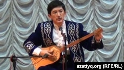 Ерлан Рысқали ән кешінде. Алматы, 31 қазан 2012 жыл.