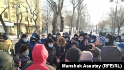 Граждане вблизи площади Астана, на пересечении улиц Панфилова и Толе-би. Алматы, 10 января 2021 года.