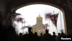 По мнению некоторых грузинских экспертов, несмотря на то, что 84% населения страны – православные, церковь не может быть поставлена выше закона