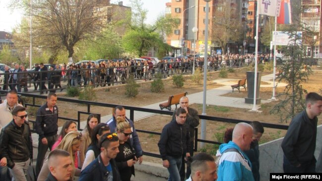 Qytetarët serbë duke shkuar në vendvotime në Veri të Mtirovicës