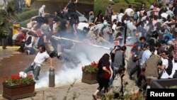 متظاهرون أتراك يتراجعون بعد أن أطلقت قوات مكافحة الشغب قنابل الغاز المسيل للدموع في أسطنبول>