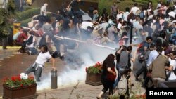 استفاده از گاز اشک آور علیه معترضان در استانبول.