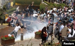 Гези паркінен басталып, Таксим алаңына ойысқан наразылық шеруіне полиция шабуылы. Стамбул, 31 мамыр 2013 жыл.