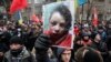 Митинг у здания МВД 25 декабря. В руке у одного из участников акции фотогорафия избитой Татьяны Чорновил