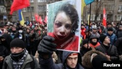 Ուկրաինա - ՆԳՆ-ի մոտ բողոքի ցույցի մասնակիցները պարզել են ծեծի ենթարկված լրագրող Տատյանա Չորնովիլի լուսանկարը, Կիև, 25-ը դեկտեմբերի, 2013թ․