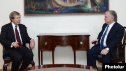 Armenia - Foreign Minister Edward Nalbandian (R) meets with James Warlick, the U.S. co-chair of the OSCE Minsk Group, Yerevan, 10Jun2015.