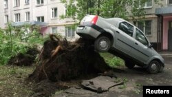 Ռուսաստան - Մրրիկի տապալած ծառի արմատները բարձրացրել են կայանված ավտոմեքենան, Մոսկվա, 29-ը մայիսի, 2017թ․