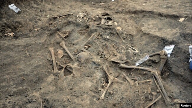 Rămășițe umane descoperite de arheologi într-un mormânt comun al evreilor uciși de trupele române în timpul celui de-Al Doilea Război Mondial într-o zonă forestieră din apropierea satului Popricani, aproape de Iași. Mai mult de 100 de evrei bărbați, femei, copii și persoane în vârstă au fost aruncați în groapa comună