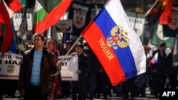 Мужчина с российским флагом во время митинга в центре Софии, Болгария, март 2017 года