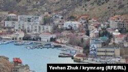 Вид на набережную Назукина с мыса Курона