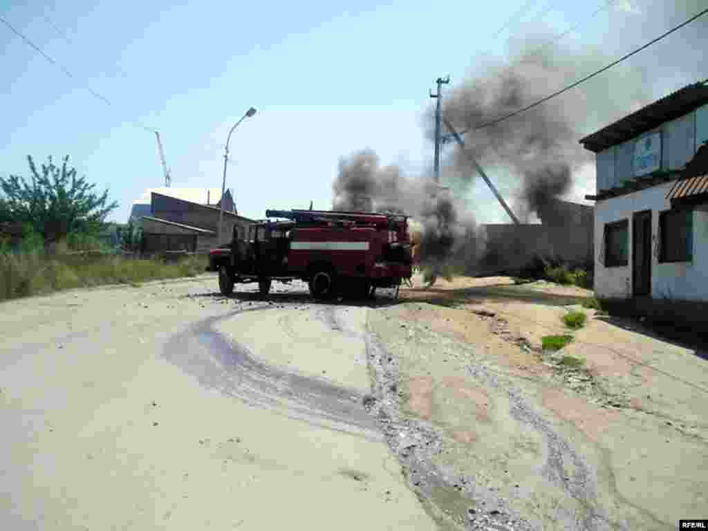 На дороге осталась машина пожарная машина, которую подожгли местные жители.&nbsp;