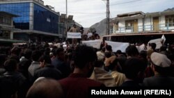 شماری از باشنده‌های کنر طی گردهمایی اعتراض‌آمیز خواستار رهایی منظور پشتین رهبر جنبش تحفظ پشتون شدند. Jan.28.2020