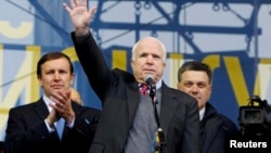 Senator John McCain Kiyevdə aksiyaçıları salamlayır. 15 dekabr 2013