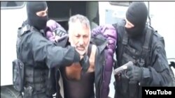Dilqəm Əsgərov erməni xüsusi xidmət orqanları tərəfindən saxlanarkən çəkilən videodan görüntü. 