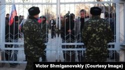 Украинская военная часть, заблокированная российскими силами в Крыму в марте 2014 года