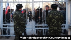 Заблокированная россиянами Южная военно-морская база ВМС Украины в Новоозерном, Крым, март 2014 года