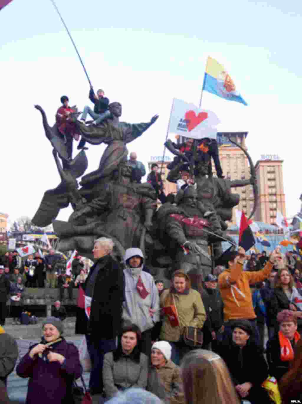 Monumental Day - The day's rallies ended with no reports of clashes between the two camps. (photo: RFE/RL)