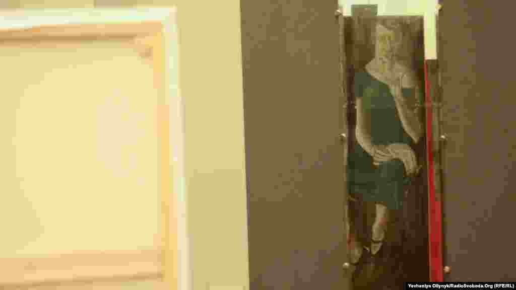 Маттс Лейдерстам, &laquo;Невідомий художник&raquo;. Художник вибрав чотири анонімні твори з спецфонду НХМУ, щоб &laquo;повернути живописний твір до місця його народження&raquo;. Робота виставлена зворотною стороною до глядача і відображається в дзеркалі.