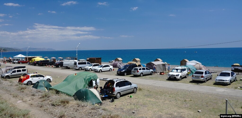 В Рыбачьем приезжие автотуристы разбивают палаточный лагерь уже не первый год