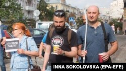 Arkady Babchenko (sağda)