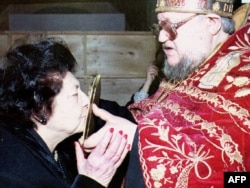 1993 год: Леонида Георгиевна, мать Марии Владимировны, целует икону во время визита в Марфо-Мариинскую обитель в Москве