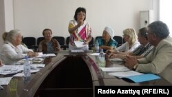 Райхангуль Амирбекова (в центре) и группа пенсионеров на приеме в офисе президентской партии «Нур Отан». Алматы, 30 июля 2010 года.