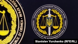 За даними слідчих, підозрюваний, бажаючи підтримати Росію в окупації Криму, надав незаконний наказ розблокувати ворота і запустити на територію військової частини № 1472 Керченського загону морської охорони Держприкордонслужби автобуси з представниками збройних сил Росії