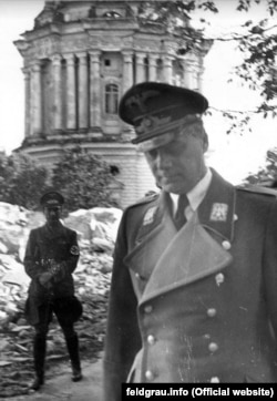Альфред Розенберг оглядає руїни Успенського собору Києво-Печерської лаври, 1942 рік