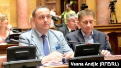 Postavljanje Zorana Babića (na slici levo) za direktora javnog preduzeća tokom trajanja formalnog konkursa - primer partijskog imenovanja: Dragan Dobrašinović