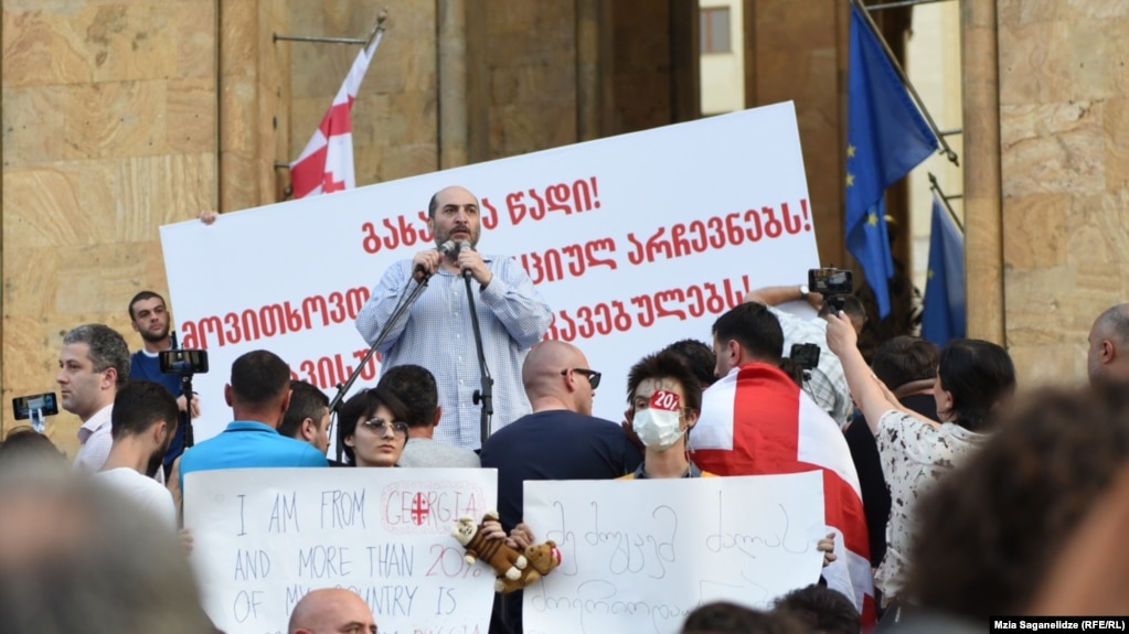 В Тбилиси идет третий день протестов. Требования не изменились