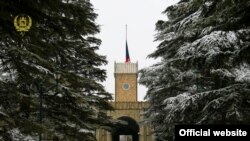 Приспущенный национальный флаг на здании президентского дворца в Афганистане, 15 января 2017 года
